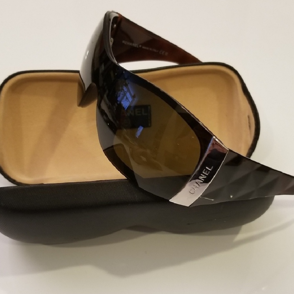 CHANEL Sunglasses Black